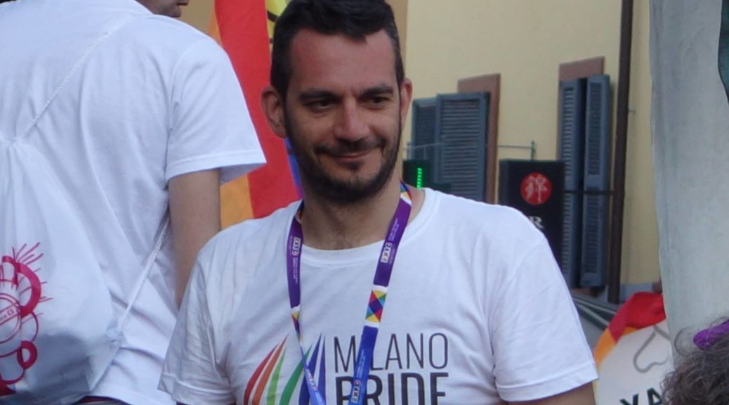 Roberto Muzzetta sul paldo del Milano Pride